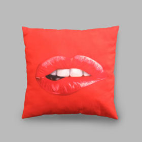 sierkussen-red-lips