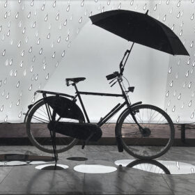 Ontwerp herfst-etalage in het Move gebouw van Pon in Amsterdam; Gazelle stadsfiets met paraplu